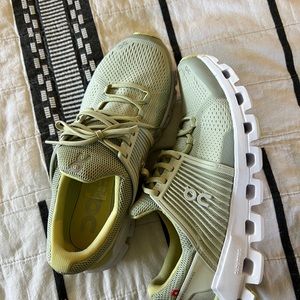 Mint Green On cloud cloud swift  like new! Worn for under 10min
